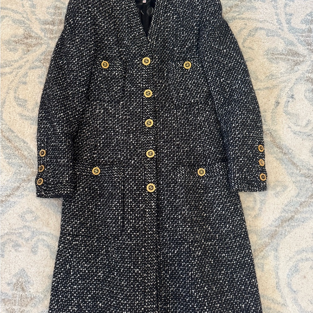 CHANEL Black and White Tweed Coat with CC Logo Gold Buttons Size: FR. 34 - Picture 4 of 4